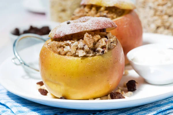 Healthy breakfast. oatmeal with raisins baked in apple — Stock Photo, Image