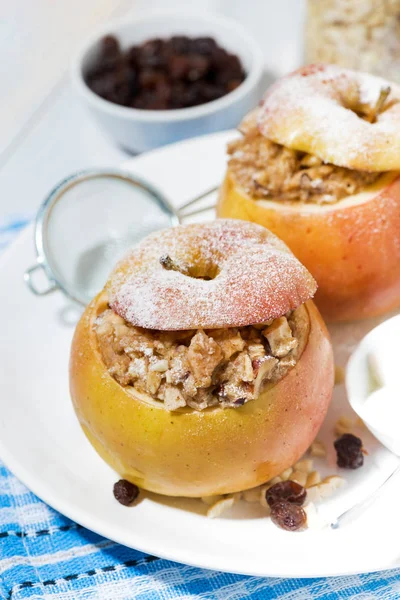 Desayuno saludable. Harina de avena con pasas horneadas en manzana dulce — Foto de Stock
