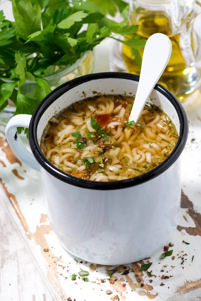 Varm soppa med nudlar i en mugg, vertikala ovanifrån — Stockfoto