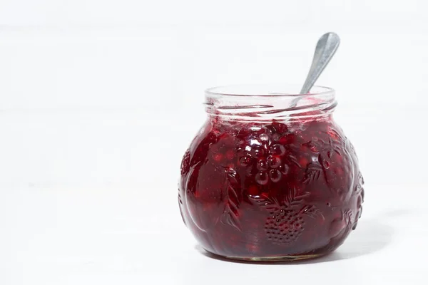 Jar cowberry lekvár fehér háttér — Stock Fotó