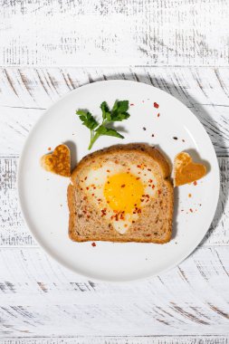 Kızarmış yumurta, tost şeklinde, dikey.