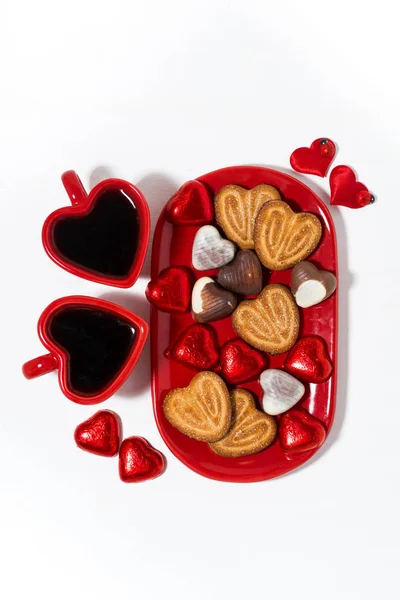 Prato com biscoitos e balas para o Dia de São Valentim — Fotografia de Stock