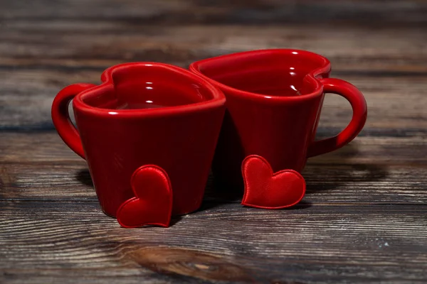 Dos tazas de té rojo sobre fondo de madera, primer plano —  Fotos de Stock