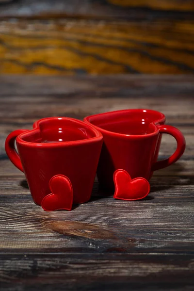 Dos tazas de té rojo sobre fondo de madera, vertical —  Fotos de Stock