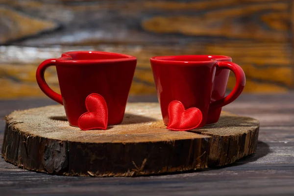 Duas xícaras vermelhas de chá em um suporte de madeira — Fotografia de Stock
