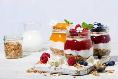 kavanozlarda granola, berry ve meyve püresi ile tatlılar