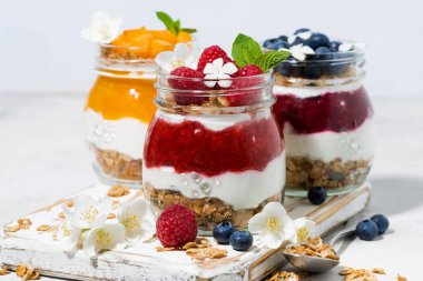 kavanozlarda granola, berry ve meyve püresi ile tatlılar