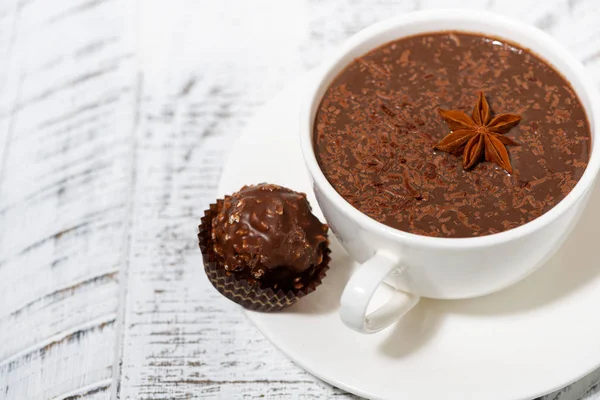 Xícara de chocolate quente e chocolate doce, vista superior — Fotografia de Stock