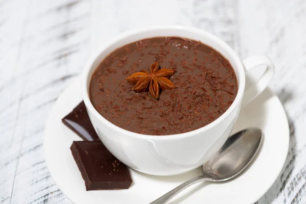 Tazza di cioccolato speziato caldo sul tavolo bianco — Foto Stock