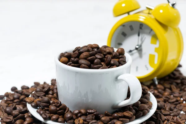 Filiżanka z ziarnem kawy i budzikiem, fotografia konceptualna — Zdjęcie stockowe