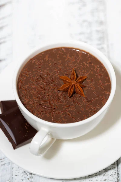 Tasse heißer gewürzter Schokolade, vertikale Nahaufnahme — Stockfoto