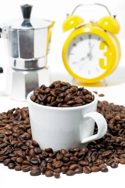 Taza con granos de café y símbolos de desayuno sobre fondo blanco — Foto de Stock