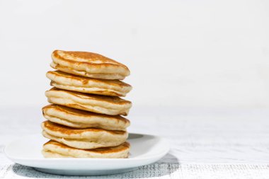 Beyaz tabakta lezzetli krep yığını