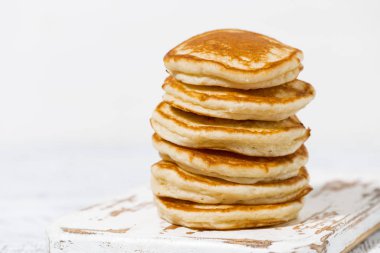 Beyaz arka planda bir yığın leziz krep, yakın plan.