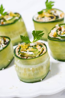 Salatalık ve humus ile vejetaryen dürümleri, dikey yakın plan.