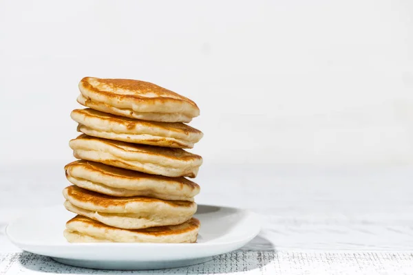 Pile de délicieuses crêpes sur assiette blanche — Photo