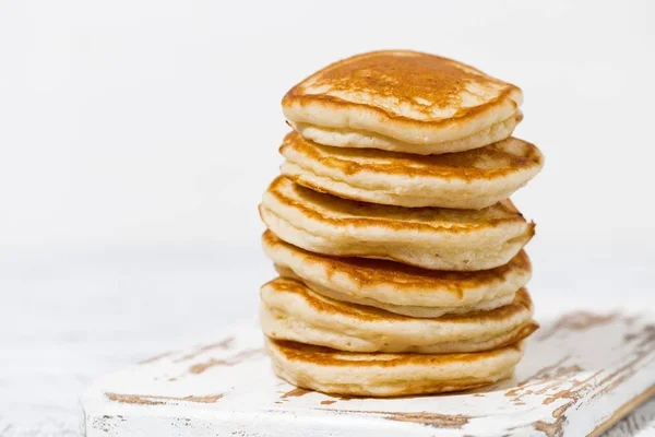 Pile de délicieuses crêpes sur fond blanc, gros plan — Photo