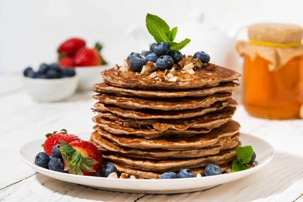 Stack of homemade pancakes with fresh berries for breakfast — Stock Photo, Image