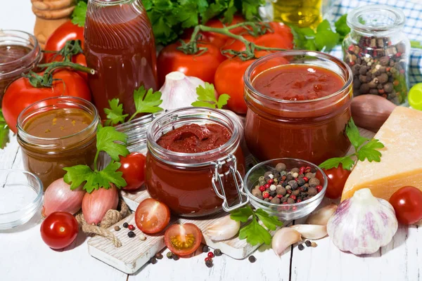 Sosy pomidorowe, makarony i świeże składniki — Zdjęcie stockowe