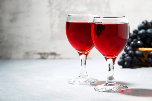 Två glas rött vin på en grå bakgrund — Stockfoto