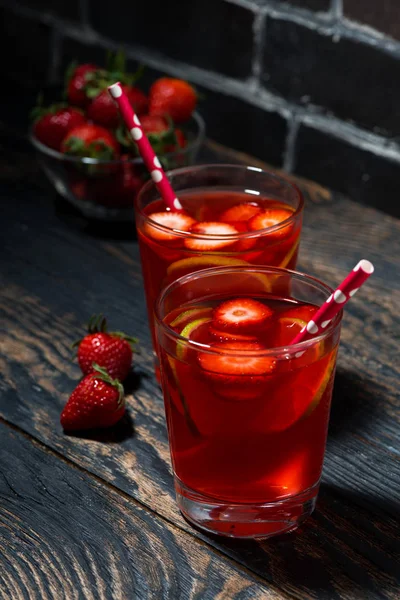 Two glasses of strawberry lime lemonade — ストック写真