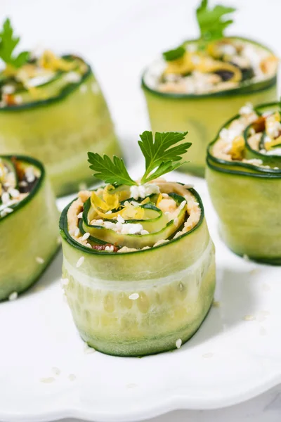 Vegetarian rolls with cucumber and hummus, vertical closeup — ストック写真