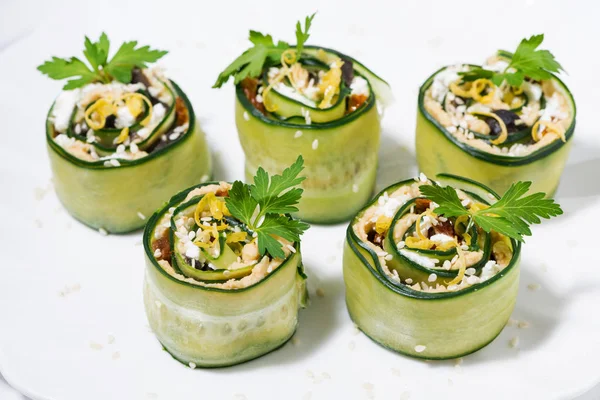 Salatalık ve humus soslu vejetaryen dürümleri.