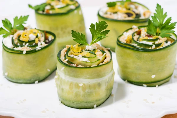 Vegetarian rolls with cucumber and hummus, closeup — Stock Photo, Image