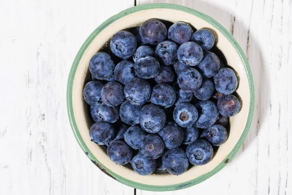 新鲜多汁蓝莓在碗中，顶部视图 — 图库照片