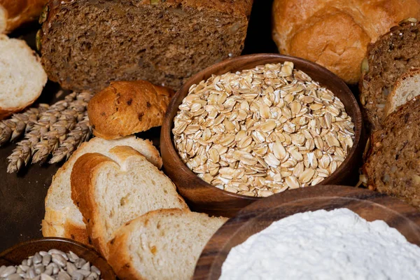 Свіжий хліб і асортимент випічки — стокове фото