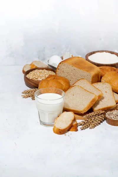 Склянка молока, асортимент свіжого хліба та інгредієнтів — стокове фото