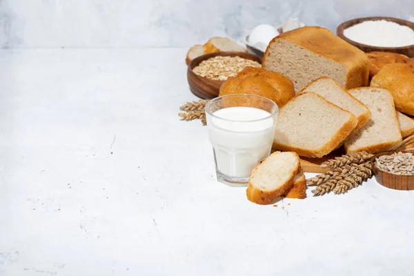牛乳とパンと具材の詰め合わせ — ストック写真