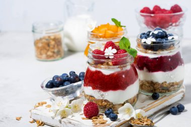 Kavanozda müsli, böğürtlen ve meyve püresi