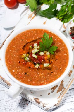 Soğuk domates çorbası kasede, dikey üst görünümde.