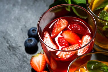 taze meyve limonata çeşitli karanlık arka planda, üstten görünüm