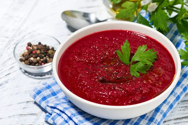 Cold beet soup in a bowl on white background, closeup — Stock Photo, Image