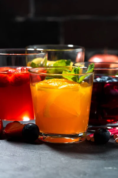 Limonate di frutta fresca in assortimento su tavolo scuro, verticale — Foto Stock