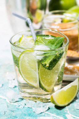 Taze mojito kokteyli, dikey yakın plan.
