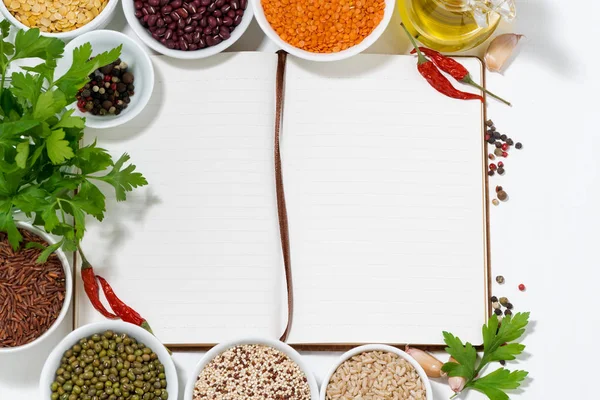 Libro de recetas, especias, hierbas y variedad de legumbres — Foto de Stock