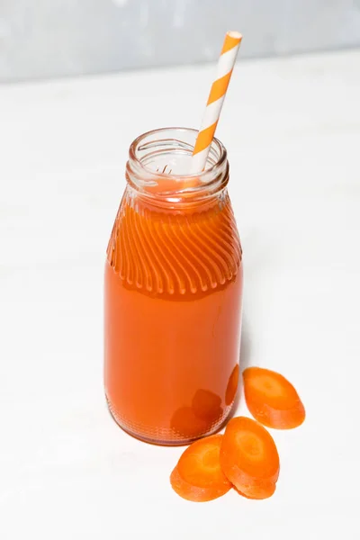 Jus wortel segar dalam botol, tampilan atas vertikal — Stok Foto
