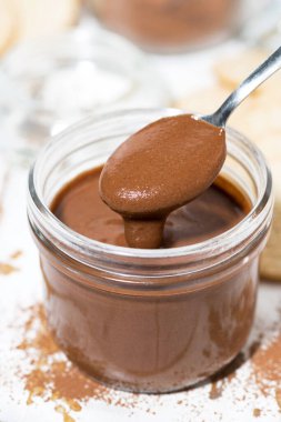 Cam kavanozda çikolata ezmesi, dikey üst görünüm.