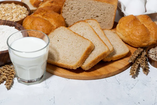 新鮮なパンや白を基調としたミルクのグラストップビューのクローズアップ — ストック写真