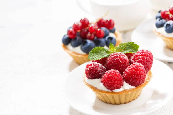 Mini Tarts Cream Berries White Background Closeup — Stock Photo, Image