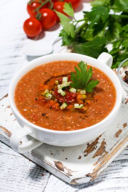 Soğuk domates çorbası kasede, dikey üst görünümde.