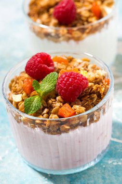 Tahıllı tatlı, ahududu, meyve ve doğal yoğurt, dikey.