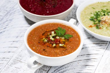 Soğuk sebze çorbaları, yakın plan.