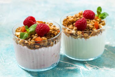 Tahıllı tatlı, ahududu, meyve ve doğal yoğurt, yakın plan.