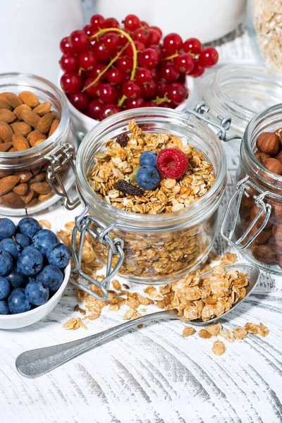 Sağlıklı Muz Tanecikleri Kahvaltı Malzemeleri Beyaz Masada Üst Görünüm Dikey — Stok fotoğraf