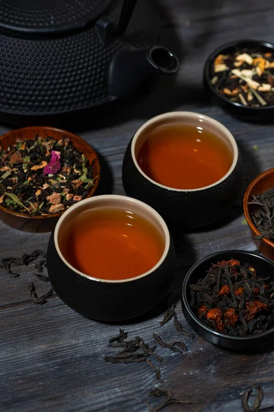 Ποικιλία Από Αρωματικό Τσάι Ποτά Μαύρο Λουλούδια Και Βότανα Κάθετη — Φωτογραφία Αρχείου