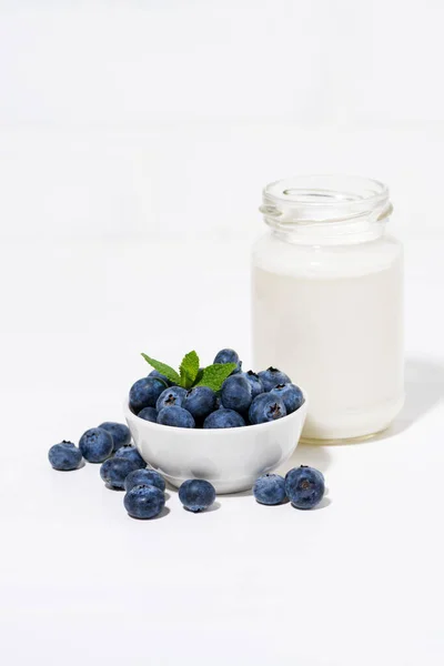 Frische Blaubeeren Und Eine Flasche Milch Vertikale Nahaufnahme — Stockfoto